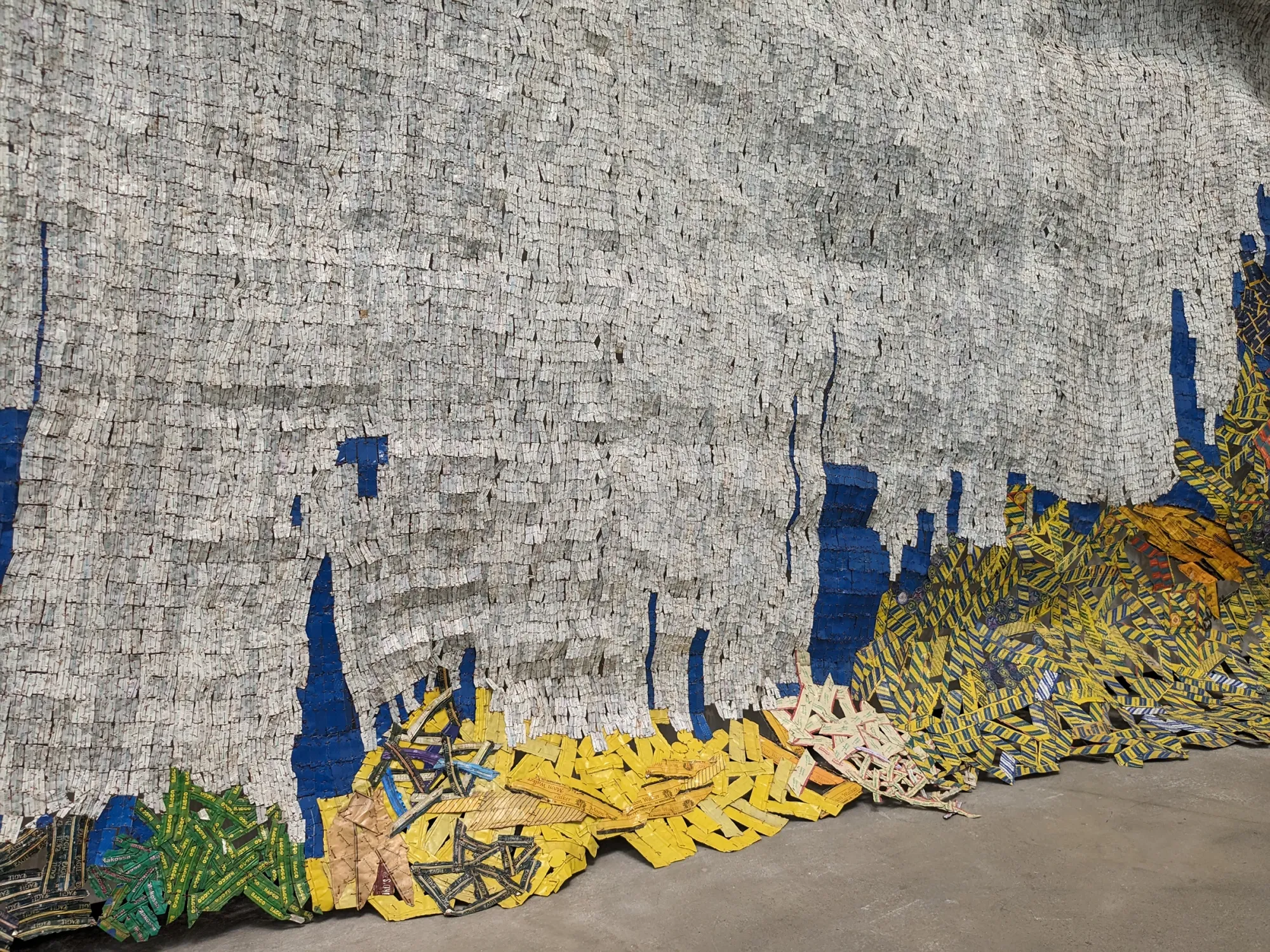 guggenheim-bilbao-el-anatsui-art-display