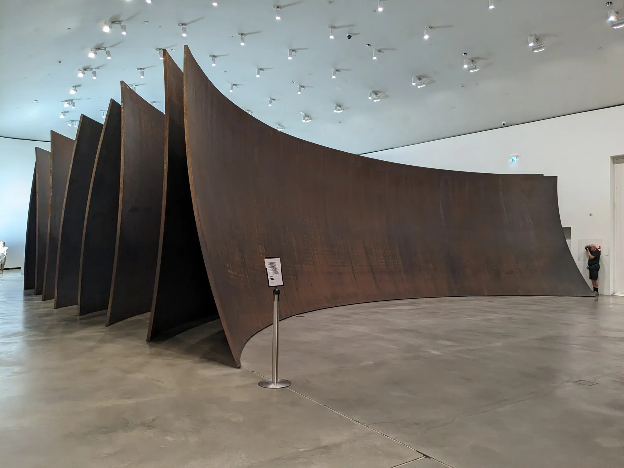 richard-serra-maze-guggenheim-bilbao-installation-steel-curves-famous-contemporary-artist