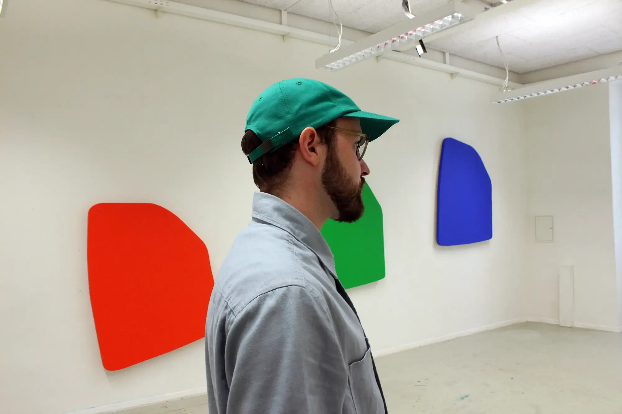hendrick dialer, in front of his color work , red, green, blue at art university linz, munchies art club feature