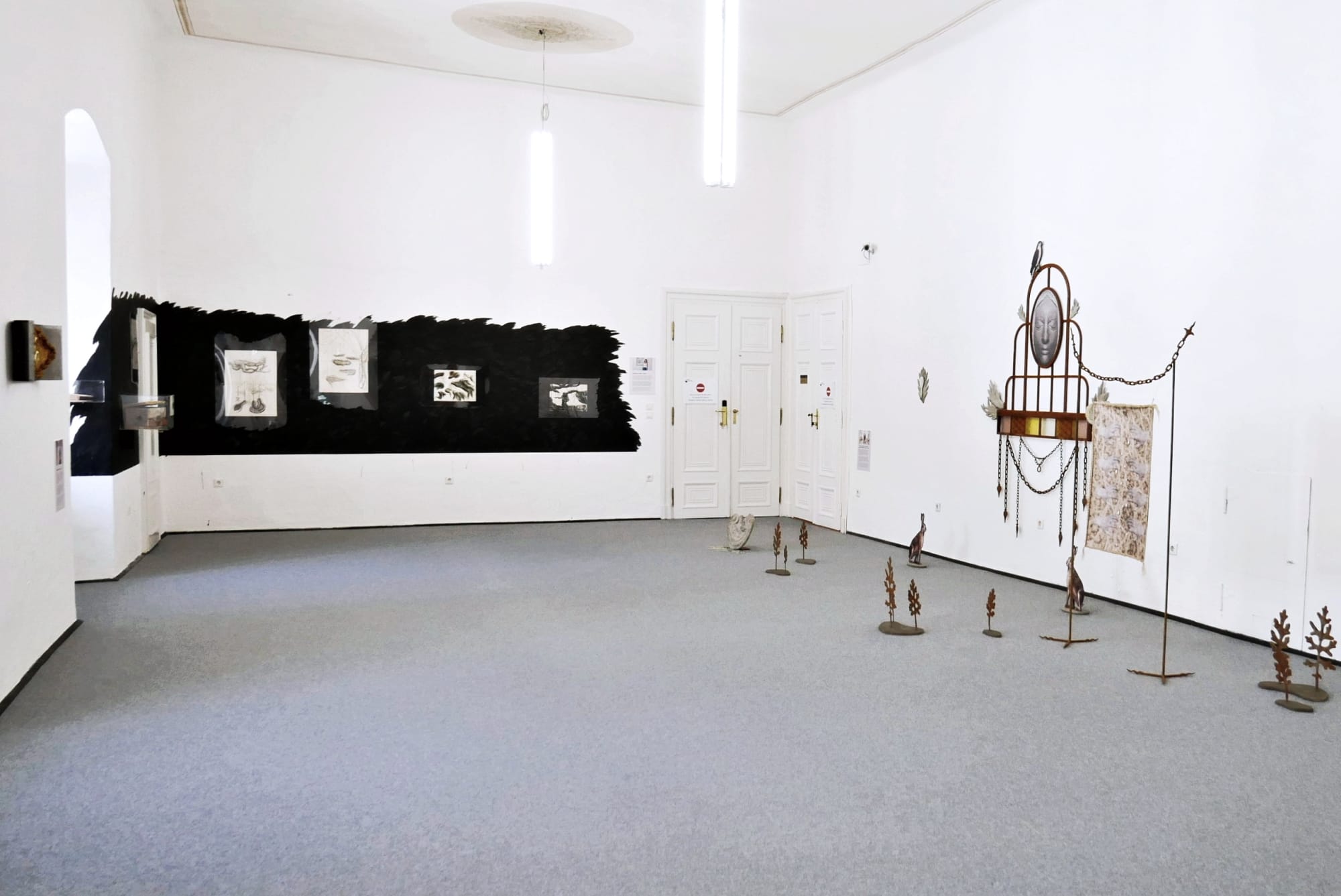 Katharina Hoffmann exhibition view , den rahmen sprengen, group show installation 