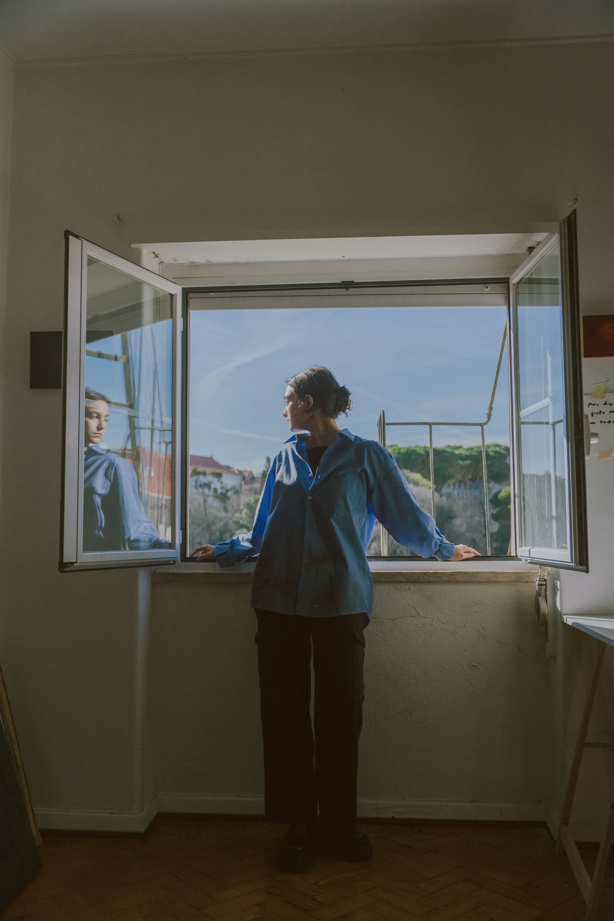 Maria Luz: Contemporary painting and film photography of everyday objects in Lisbon