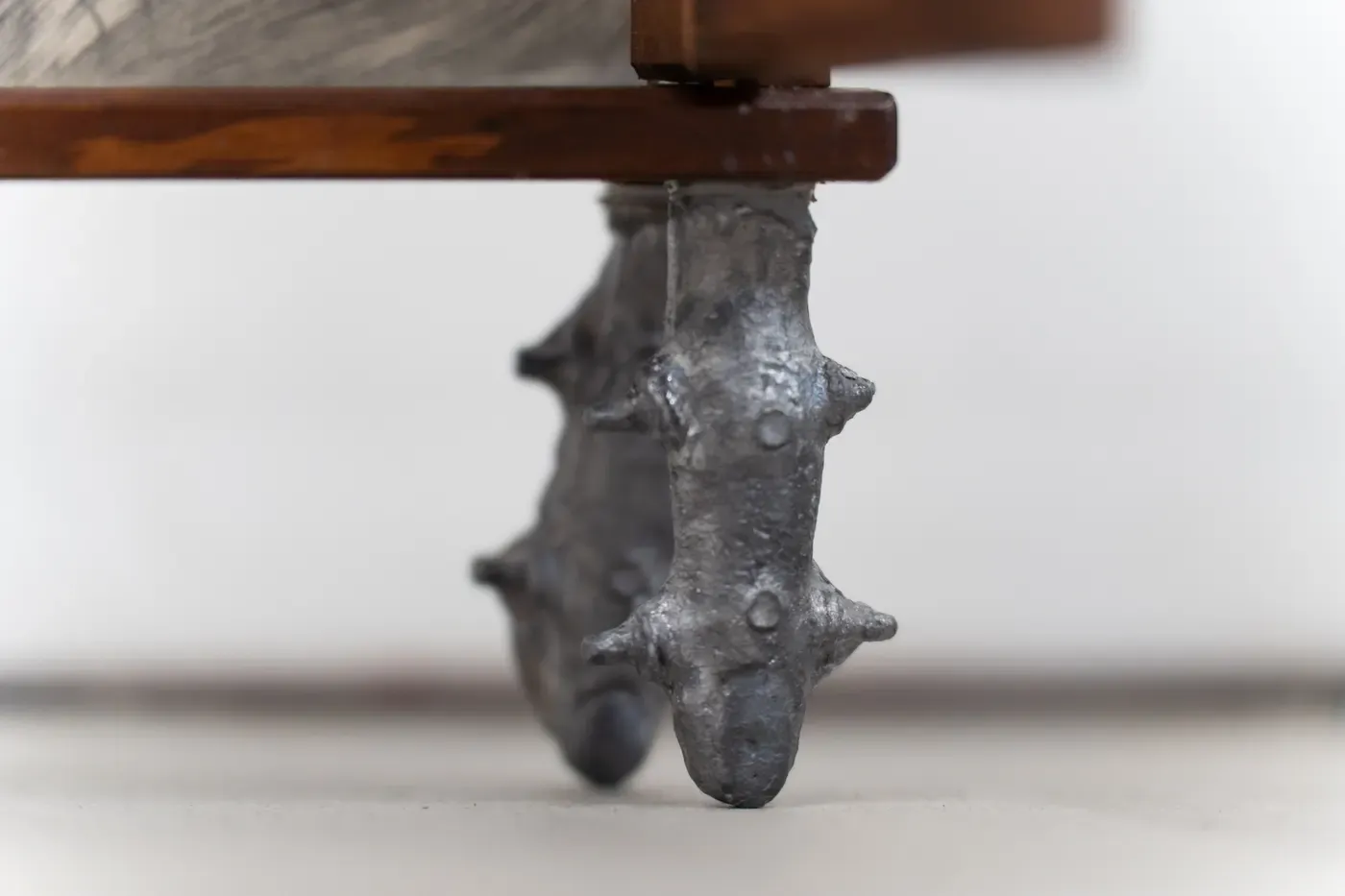 anna soz, detail of her wonderful sculpture at dead dogs don´t die , wood, metal