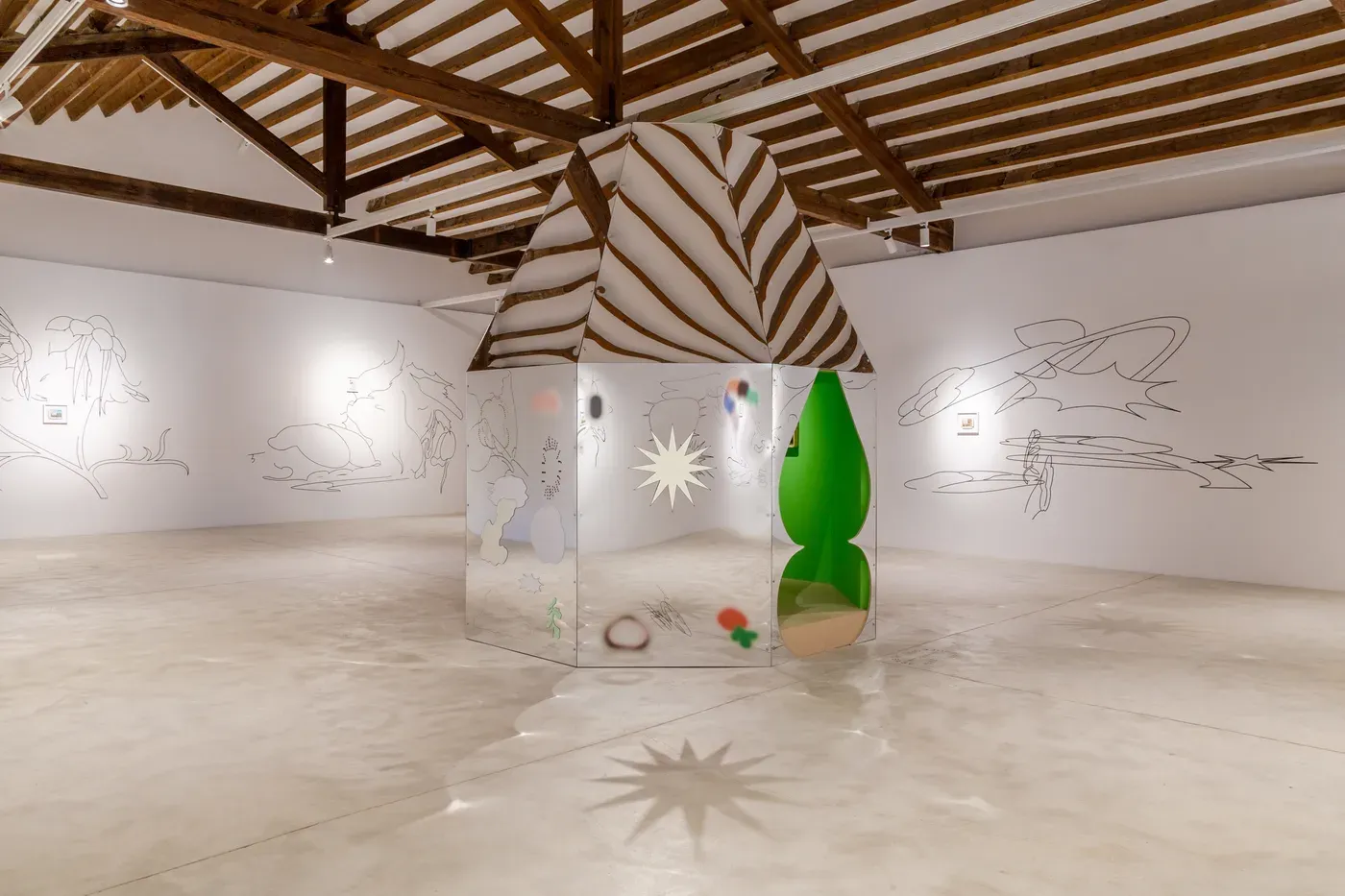 Detail from Sashimi consciente en la cabaña de cristal by Grip Face. A large-scale painting and sculptural elements reflect on algorithms, illusion, and the need for shelter from digital overstimulation. Curated text by Almudena Blasco.