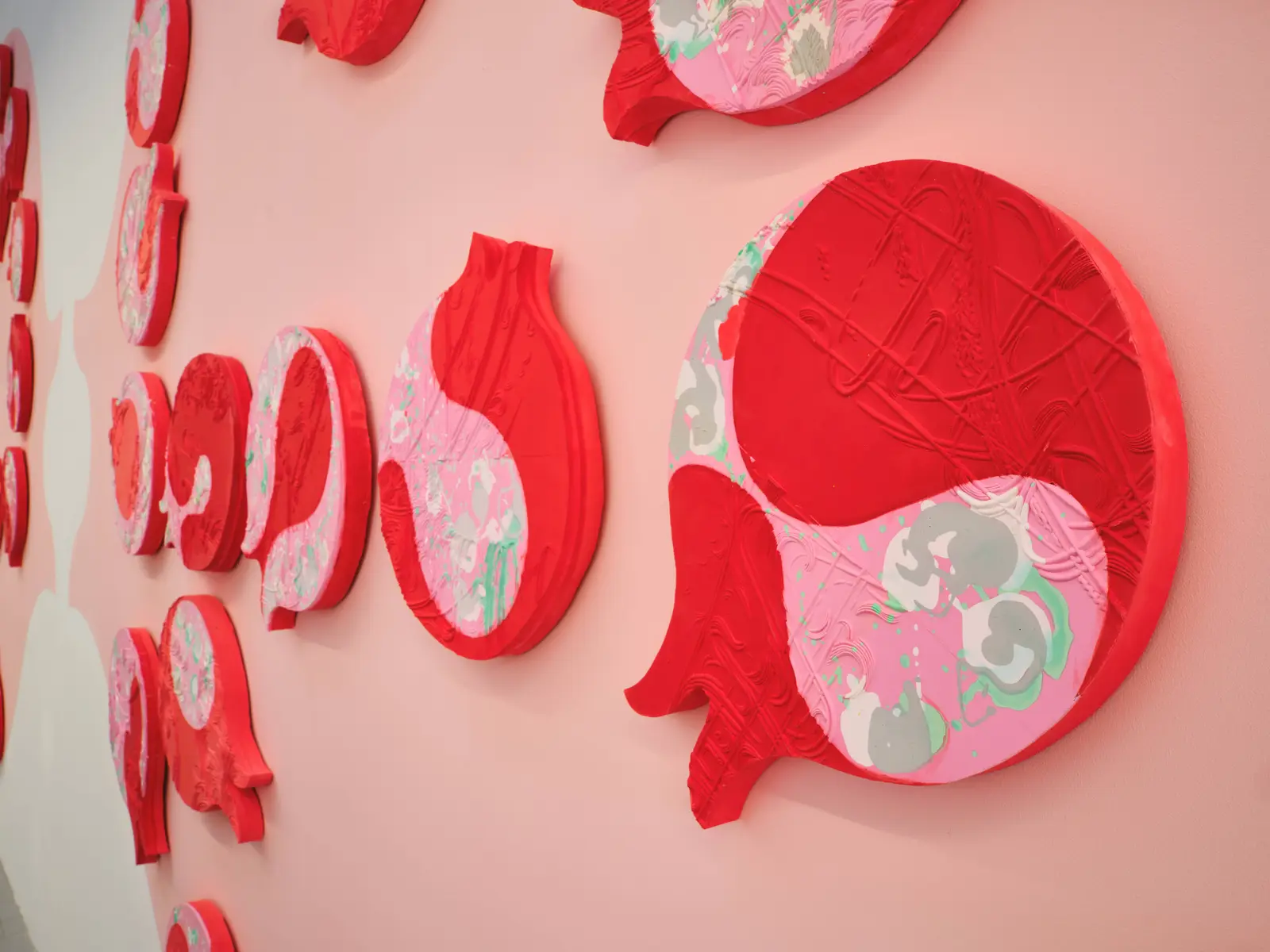 Marc Bibiloni Gallery exhibition&nbsp;Hollow Bones, catapult artist in focus in contemporary art, red and painted circles