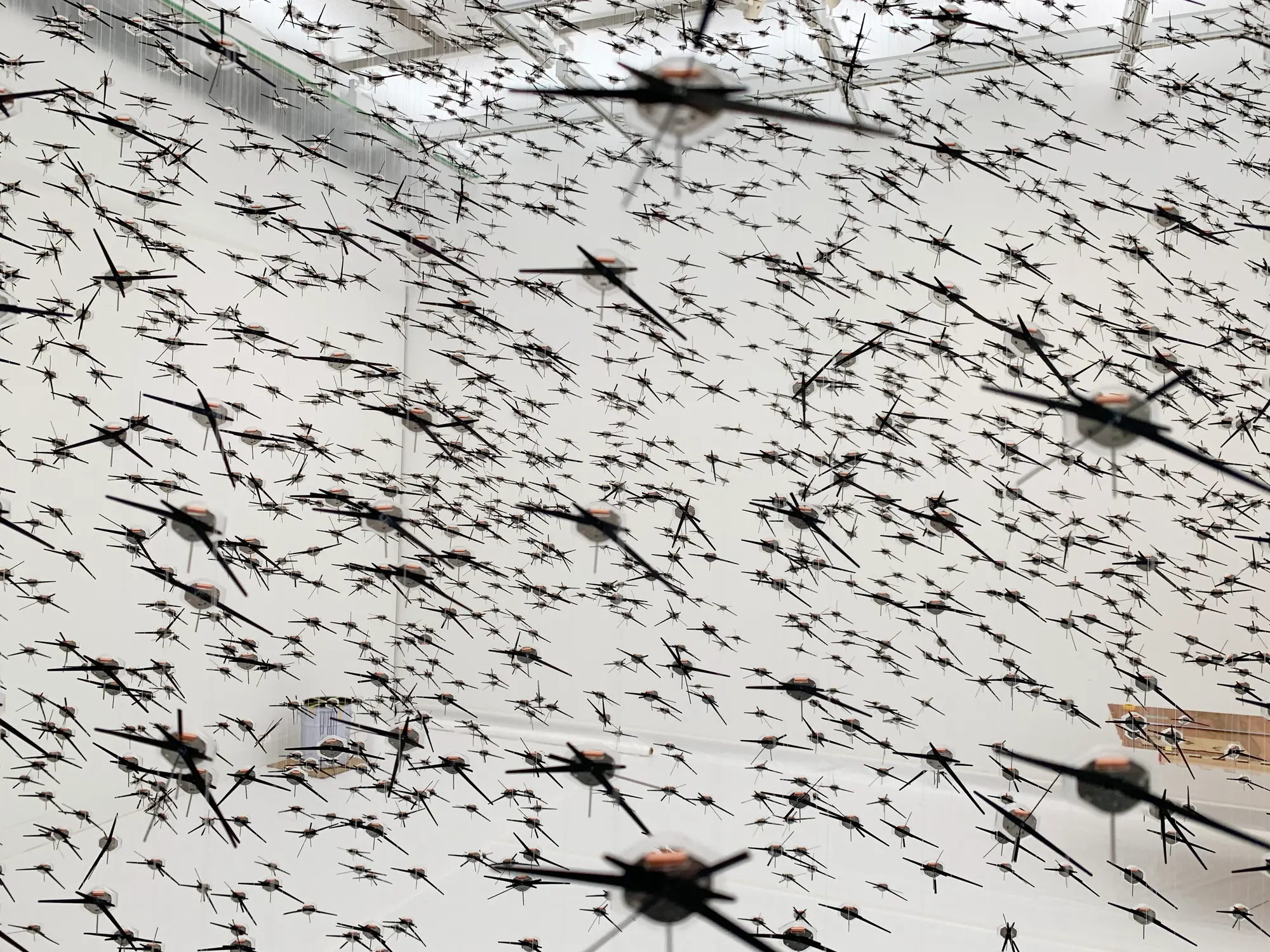 目[mé] movements (2019) suspended swarm installation composed of hundreds of small black elements floating in space, installation view at Chiba City Museum of Art.