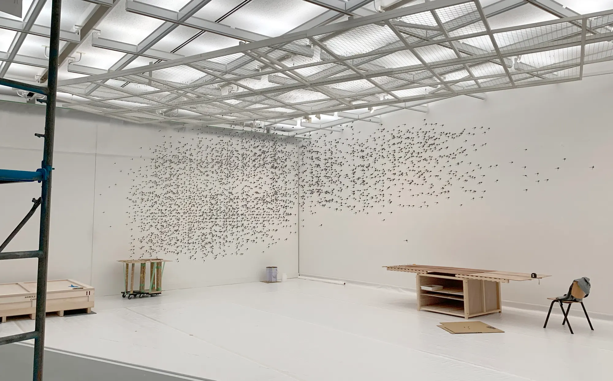 目[mé] movements (2019) large-scale wall installation forming a drifting cloud of suspended elements across a white exhibition space at Chiba City Museum of Art.