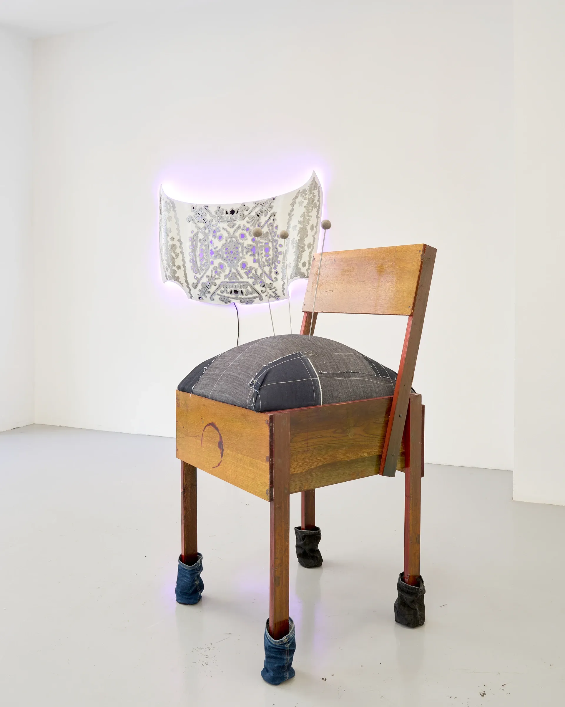 Nik Timková, this chair smells like girl, sculpture exhibiton view