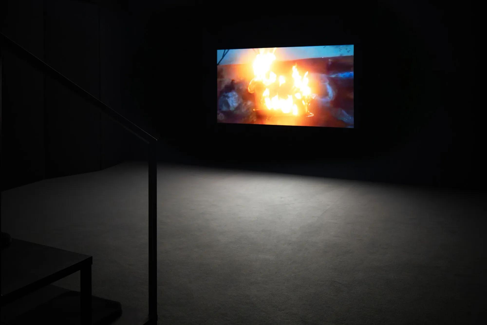 Ramesch Daha 1933 man sagt nichts video installation dark room TAXISPALAIS Innsbruck exhibition view