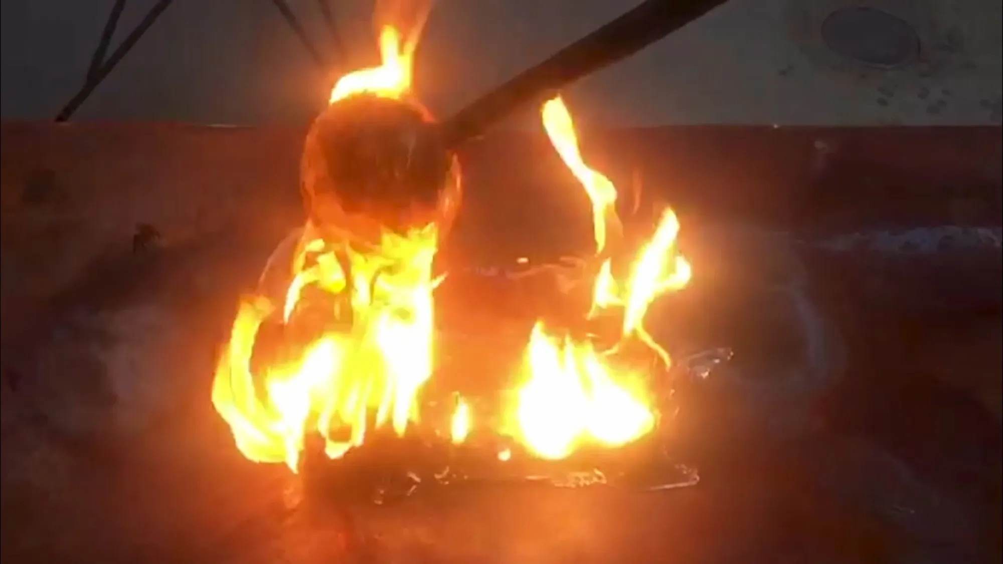 Ramesch Daha 1933 man sagt nichts video still burning object flames close-up