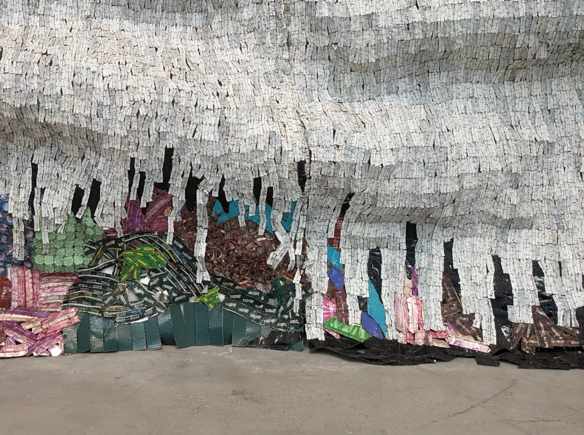 El Anatsui: The Masterful Ghanaian Sculptor with a Wall Installation at  Guggenheim Bilbao