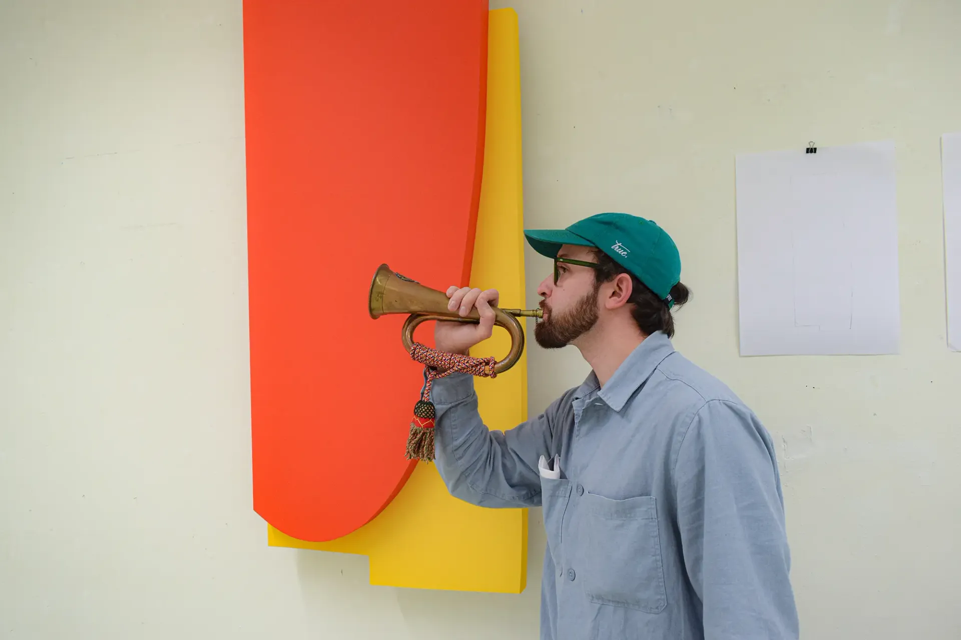 hendrick dialer, in front of his work, artist portrait, art observatory, in global dialogue, class Ursula Hübner