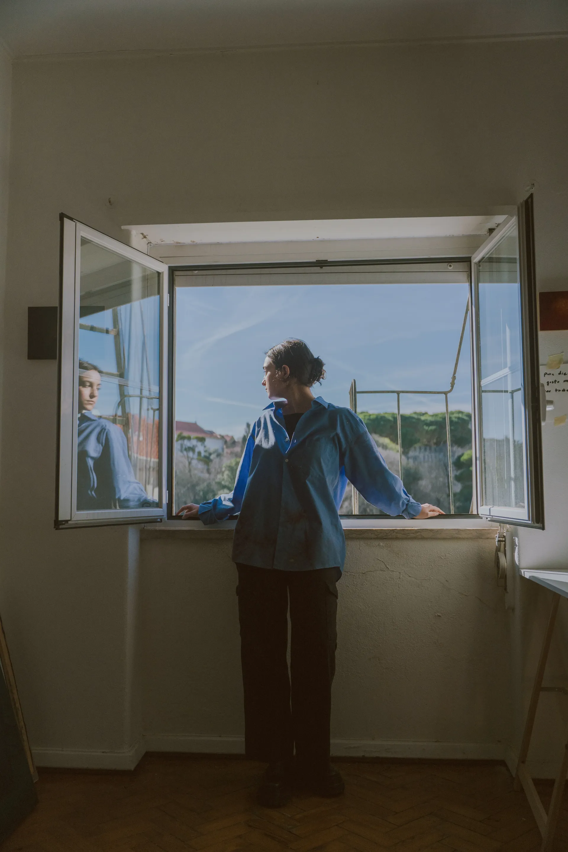 Maria Luz, Portuguese artist based in Lisbon, working in painting and film photography; feature on her practice of capturing everyday objects through light and color.