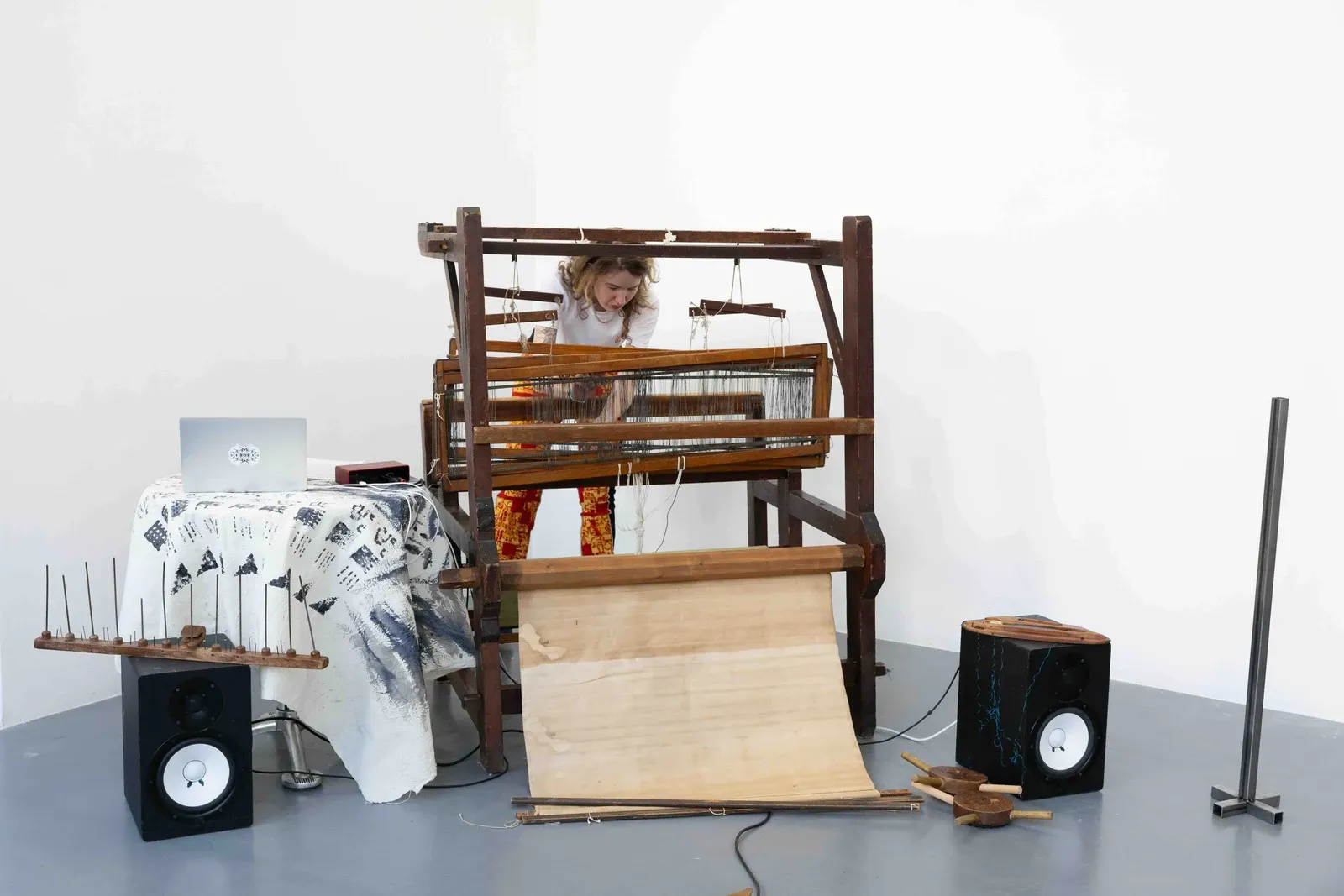 Berenice Gaça Courtin - artist in focus - installment and performance during an exhibition by the artist