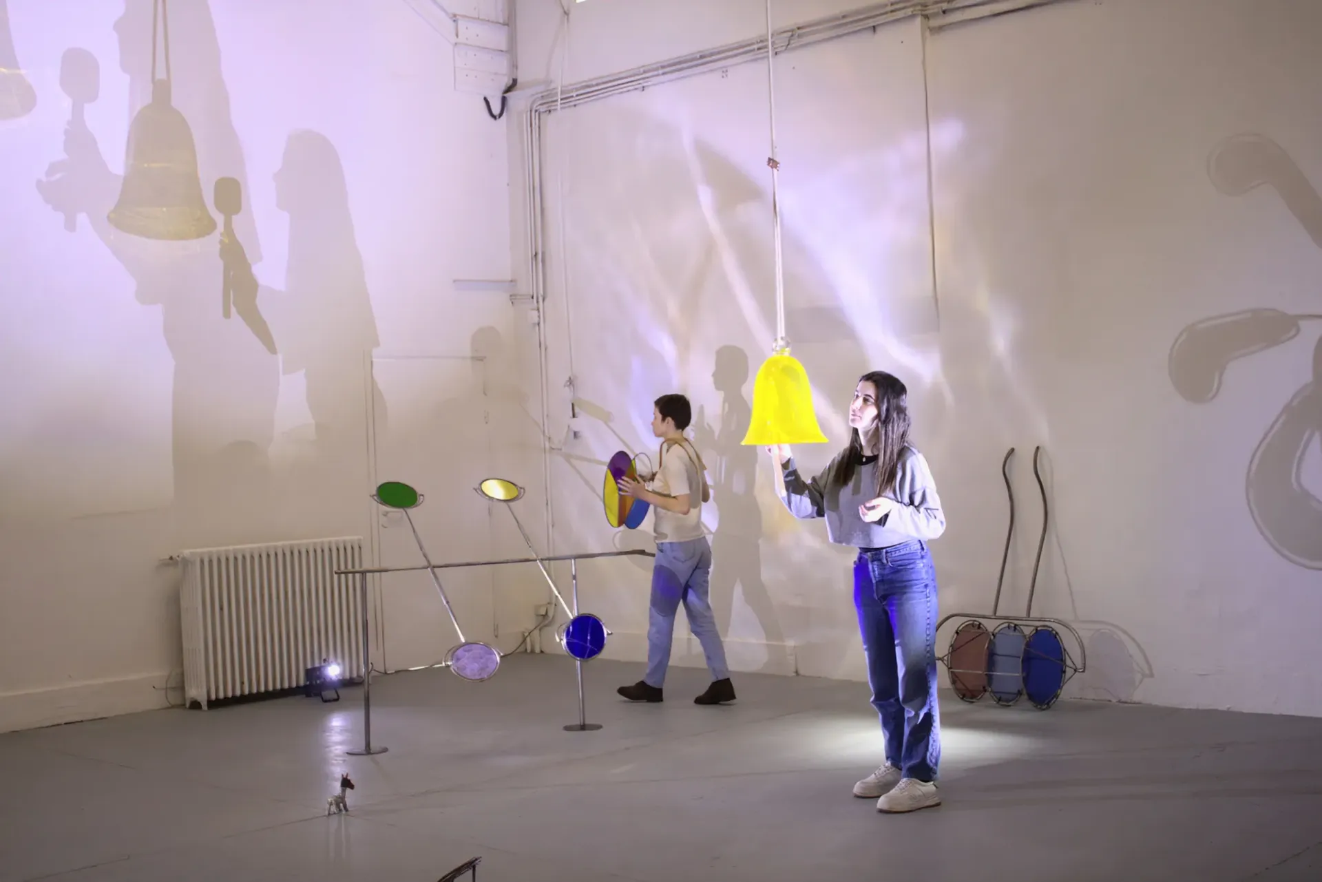 Romane Charlot, ÇA TOURNE, 2024. Installation view with luminous yellow blown glass sculpture and colored glass elements projecting light and shadows. Catapult - Artist in focus series